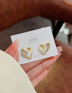 Оригинальные серьги-пусеты золотистые сердца L05315