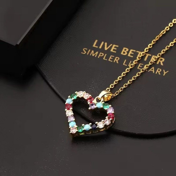 Золотистое колье с контурным сердцем из разноцветных камней J10841CJJ