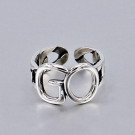 Разомкнутое кольцо с буквами «G» и «O» CJC99265