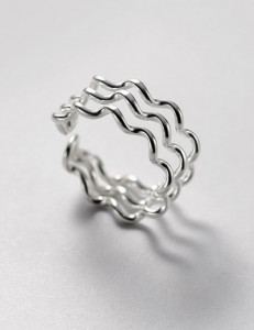Многослойное кольцо из волнистых серебристых линий L80589