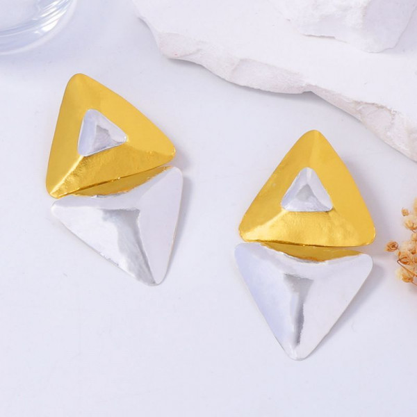 Геометрические серьги-пусеты треугольники CJM01694