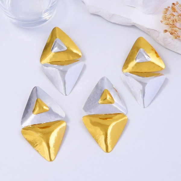 Геометрические серьги-пусеты треугольники CJM01694