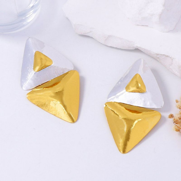 Геометрические серьги-пусеты треугольники CJM01694