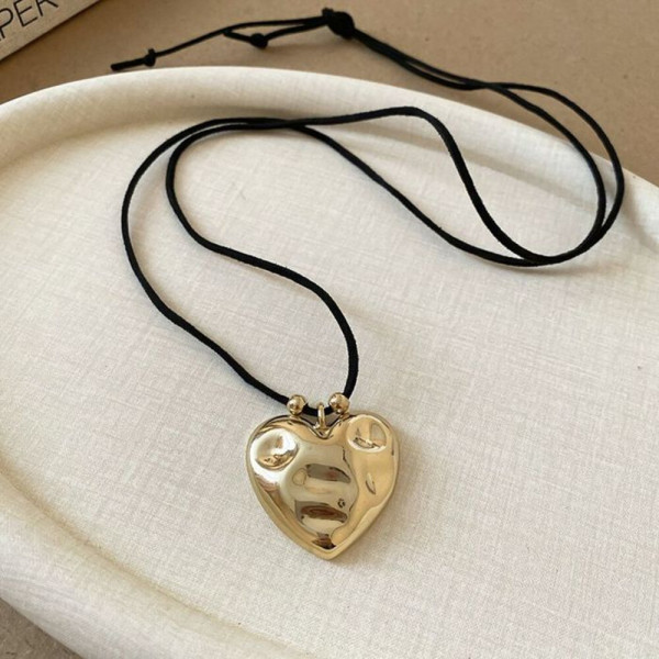 Золотистое сердце с фактурой «мятый металл» на шнурке CJH12113