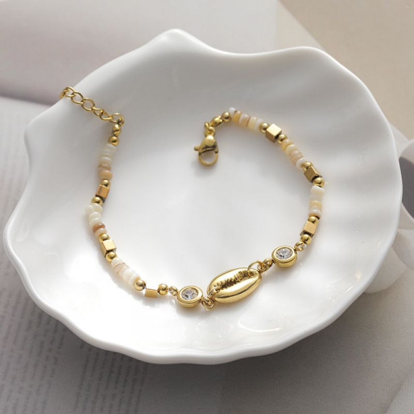 Браслет золотистый с ракушкой каури и жемчужным бисером CJN35462