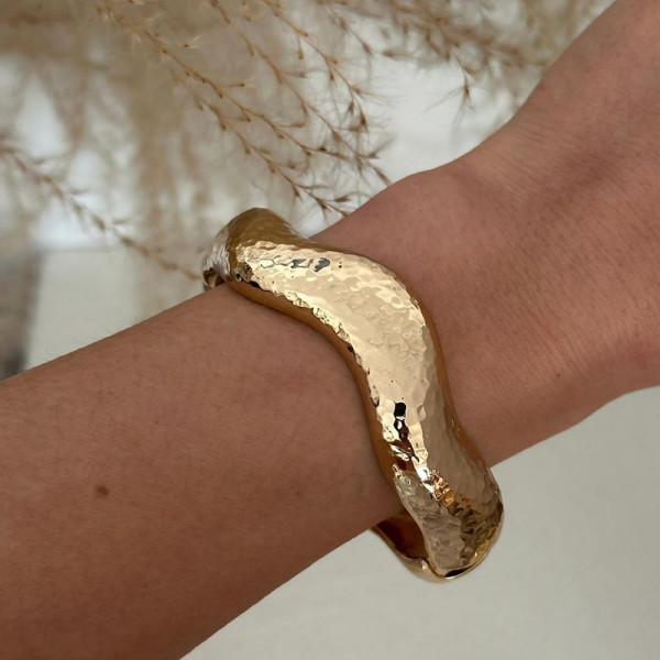 Браслет жесткий кафф со складчатой металлической фактурой CJN89824