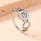 Ажурное кольцо с центральной шестеренкой серебристого цвета CJH95393