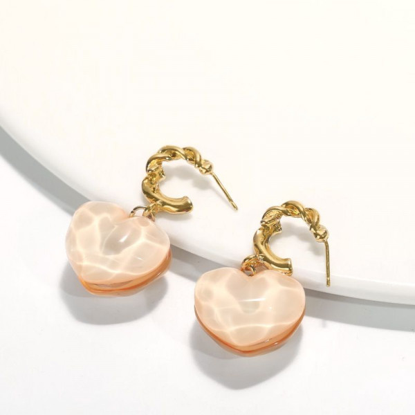 Золотистые серьги-петли с подвесками в форме перламутровых сердец CJH38300