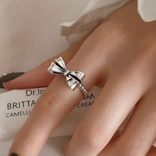 Разомкнутое кольцо с объемным бантом в стиле ретро 1J12185CJJ