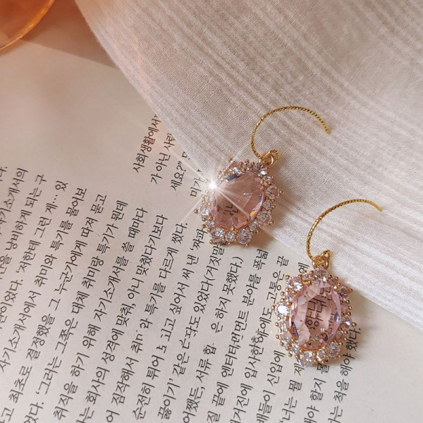 Золотистые серьги-кольца с крупными розовыми кристаллами в огранке CJQ17156