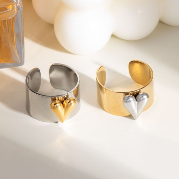 Широкое кольцо с накладным золотым сердцем CJL83989