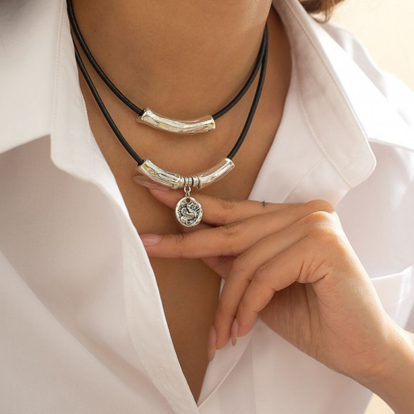 Двойной чокер на шнурках с серебристыми цилиндрами CJH72484