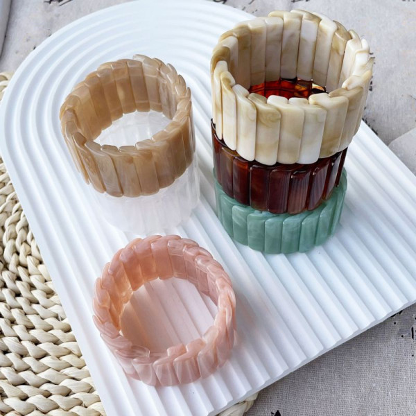 Браслет жесткий рельефный из граненого акрила CJR57020