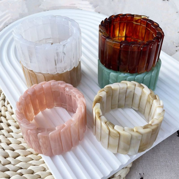 Браслет жесткий рельефный из граненого акрила CJR57020