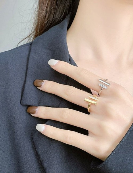 Кольцо с геометрическими планками и кристаллами L80597