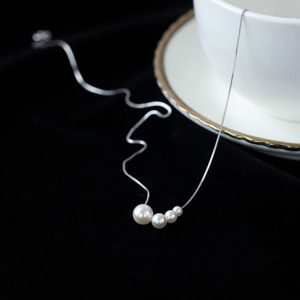 Цепочка с подвесками из жемчуга и бусин на тонкой нити CJT27604