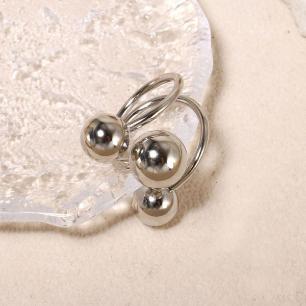 Разомкнутое кольцо с тремя металлическими шариками CJL25917