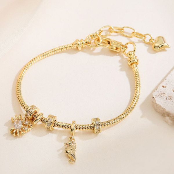 Золотистый браслет с подвесками-талисманами CJL20462