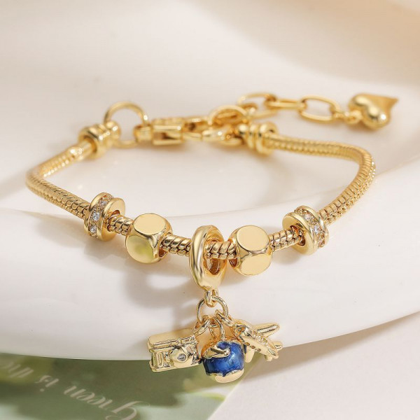 Золотистый браслет с подвесками-талисманами CJL20462