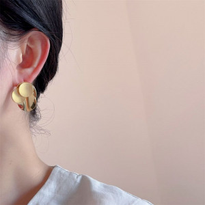 Стильные серьги-пусеты золотистые узлы CJP41109