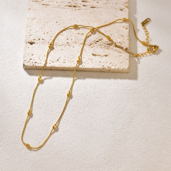 Золотистая цепочка с декоративными металлическими вставками CJP95511