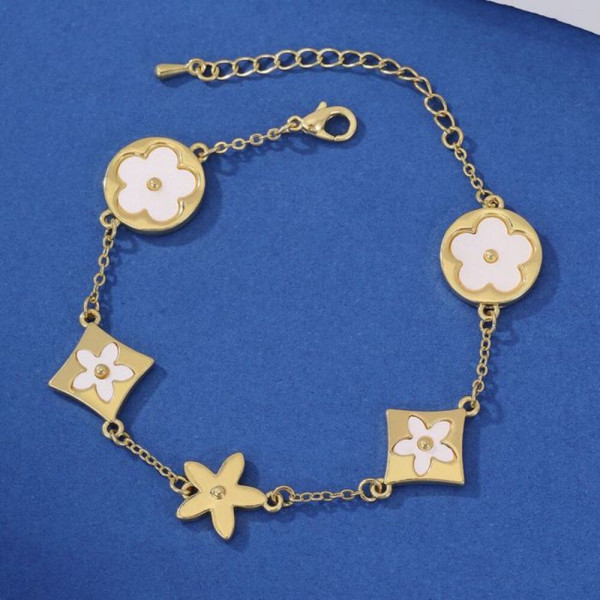 Золотистый браслет с подвесками в виде белых цветов CJ22161