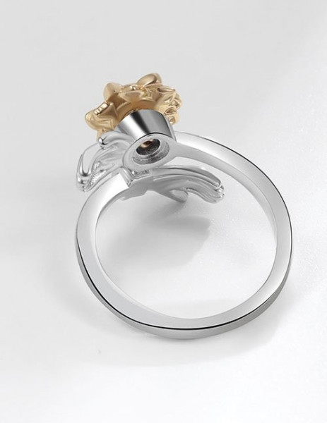 Кольцо из серебристого металла в форме переплетенных рук Z34225