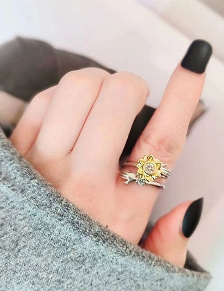 Кольцо из серебристого металла в форме переплетенных рук Z34225