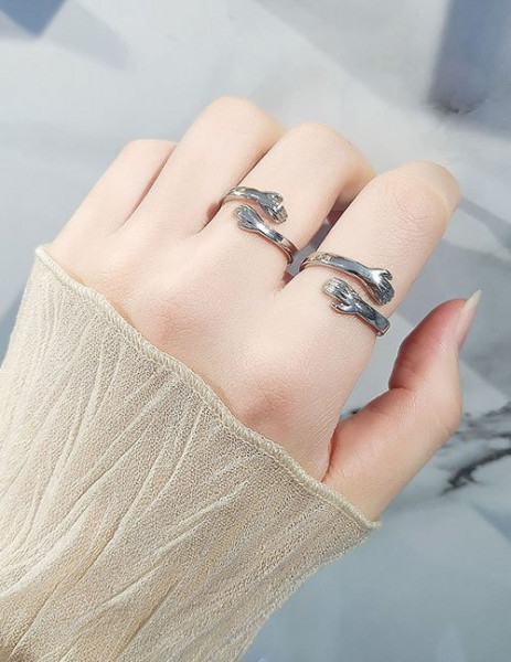 Кольцо из серебристого металла в форме переплетенных рук Z34225