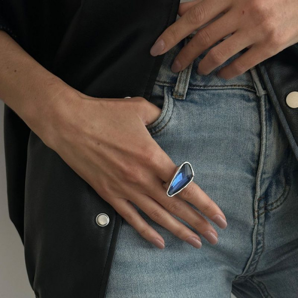 Кольцо с крупным синим камнем огранки «изумруд» CJT25647