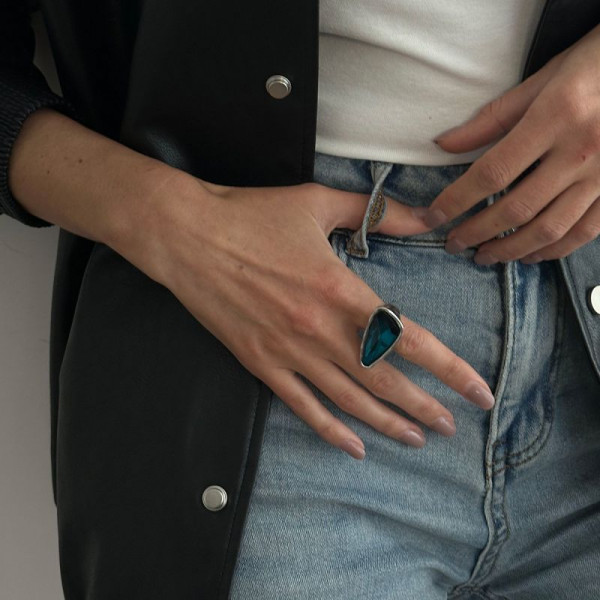 Кольцо с крупным синим камнем огранки «изумруд» CJT25647