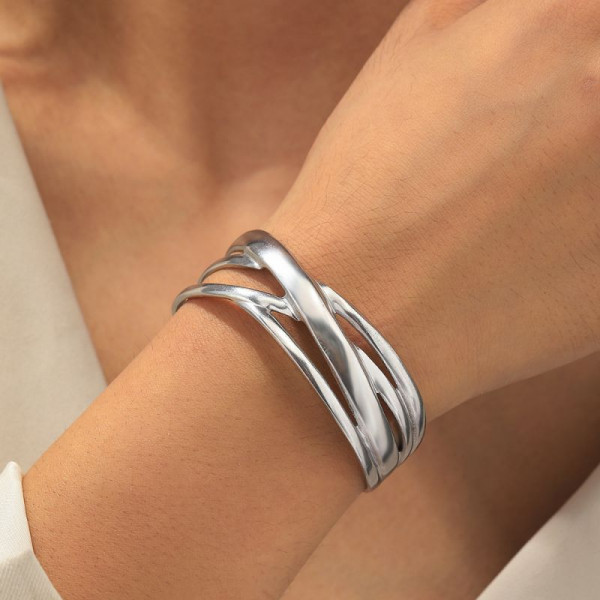 Браслет жесткий разомкнутый с переплетенными линиями CJM03799