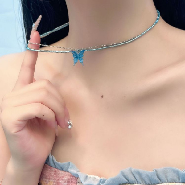 Яркое колье из бисера с крупной голубой бабочкой J11436CJJ