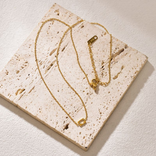 Золотистая цепочка с миниатюрным прямоугольным кулоном CJP95512