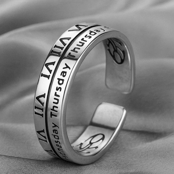 Широкое кольцо с гравировкой римских цифр и надписями 1J12187CJJ