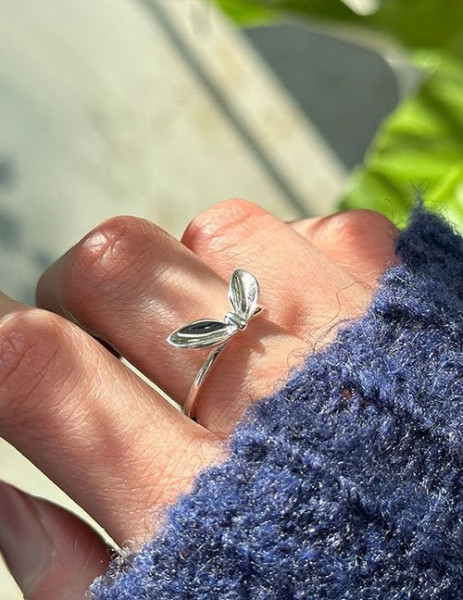 Минималистичное кольцо в форме заячьих ушек L80590