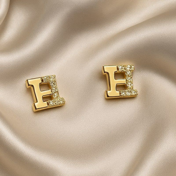 Серьги-гвоздики буква E J10663CJJ