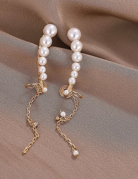 Длинные золотистые серьги с белым жемчугом и изящными цепочками L99797