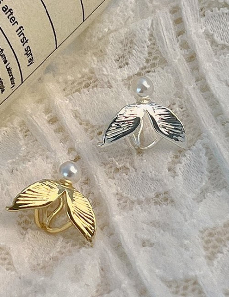 Кафф-листочек с жемчужиной Z17438