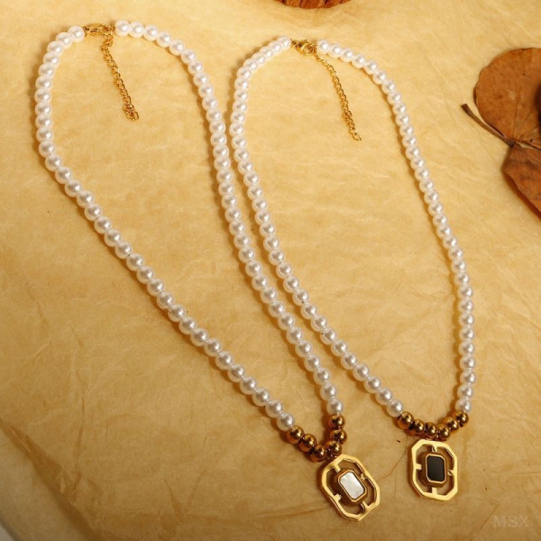 Колье из жемчуга с массивной золотистой подвеской CJG77678