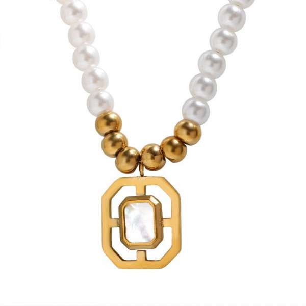 Колье из жемчуга с массивной золотистой подвеской CJG77678