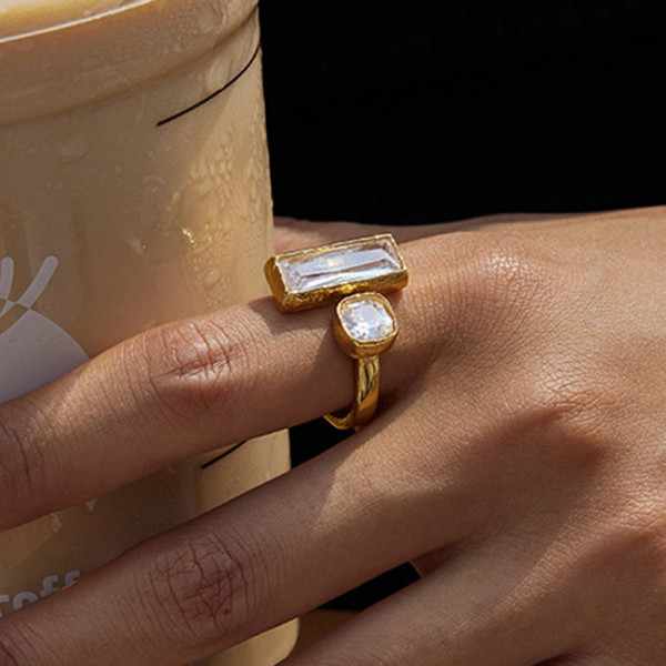 Разомкнутое кольцо с крупным кристаллом «Багет» CJQ30121