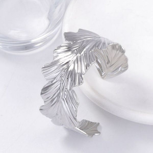 Браслет жесткий разомкнутый в виде дубовых листьев CJL69431