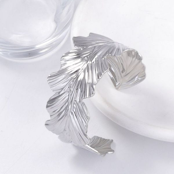 Браслет жесткий разомкнутый в виде дубовых листьев CJL69431