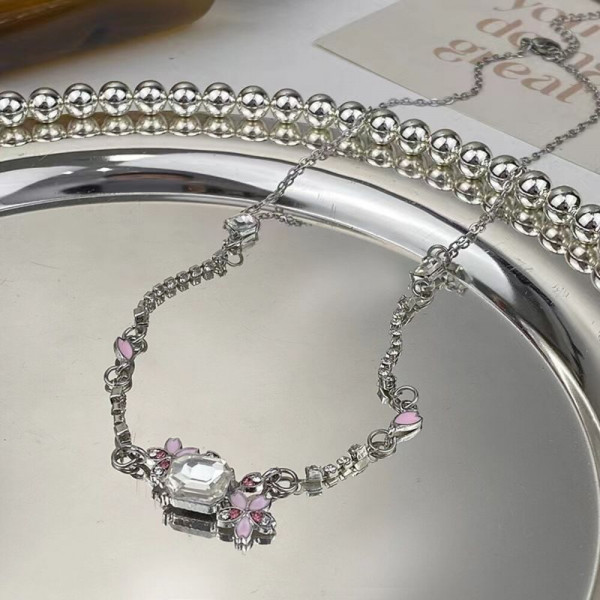 Цепочка с подвеской из сверкающих кристаллов CJH50283