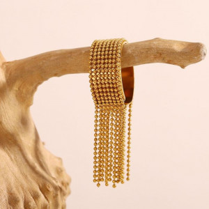 Широкое кольцо-манжета с каскадом золотых цепей CJM75536