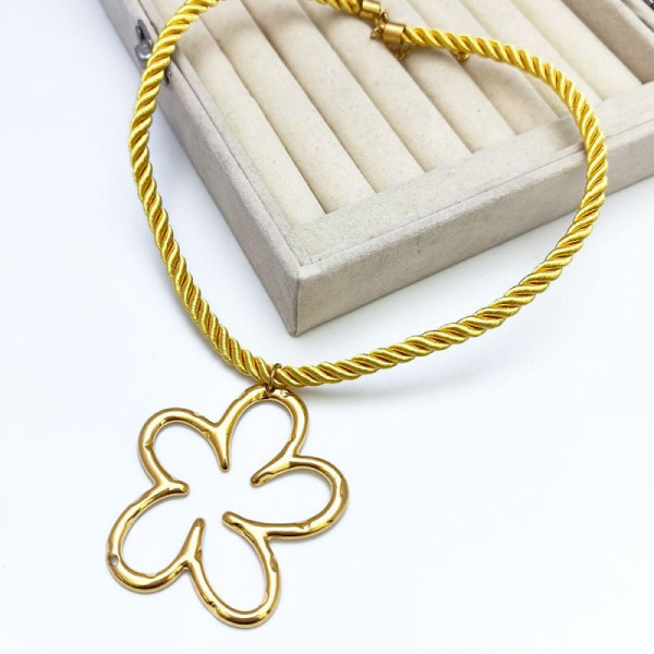 Элегантное золотистое колье-обруч с контурным цветком CJR66507