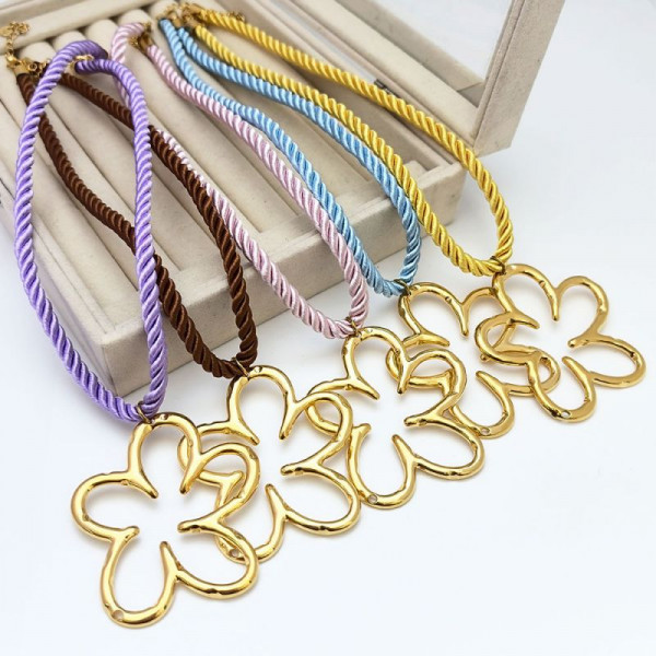 Элегантное золотистое колье-обруч с контурным цветком CJR66507