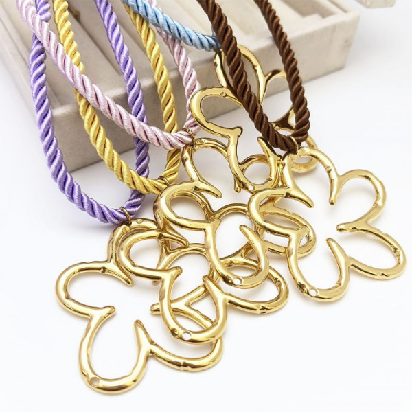 Элегантное золотистое колье-обруч с контурным цветком CJR66507