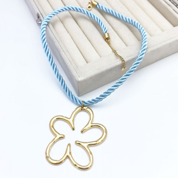 Элегантное золотистое колье-обруч с контурным цветком CJR66507